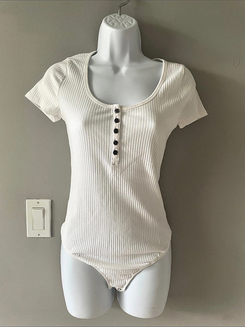 Ribbed Short Sleeve Bodysuit in White Like New